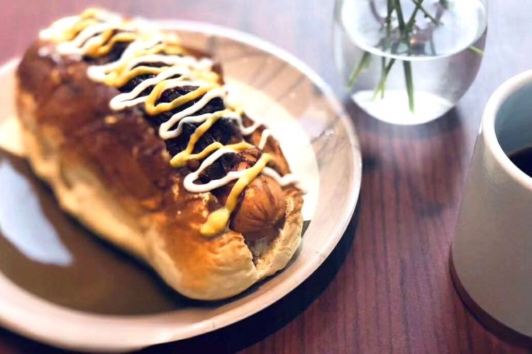 New Dog, New Tricks: Bubble Dogs &amp; Bowtie Brings Hot Dogs, Whiskey, and Coffee to the CBD