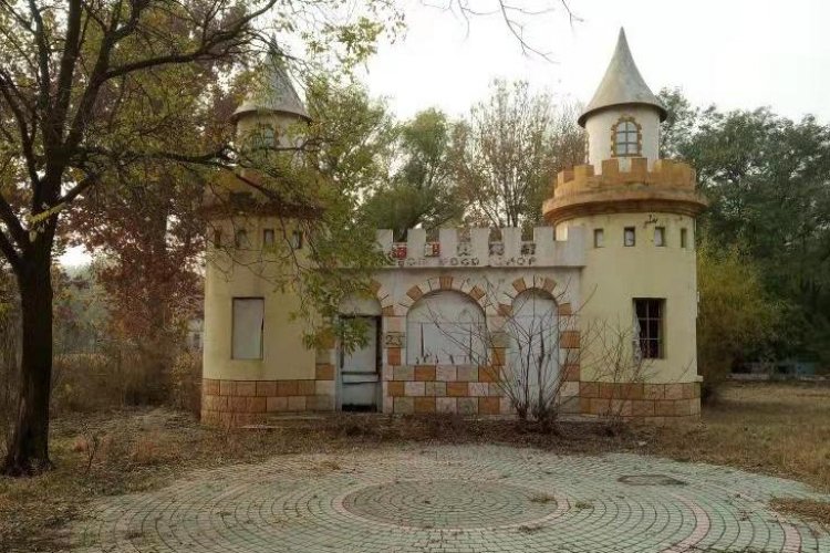 Exploring the Dried-Up Husk of Floating Dragon Amusement Park