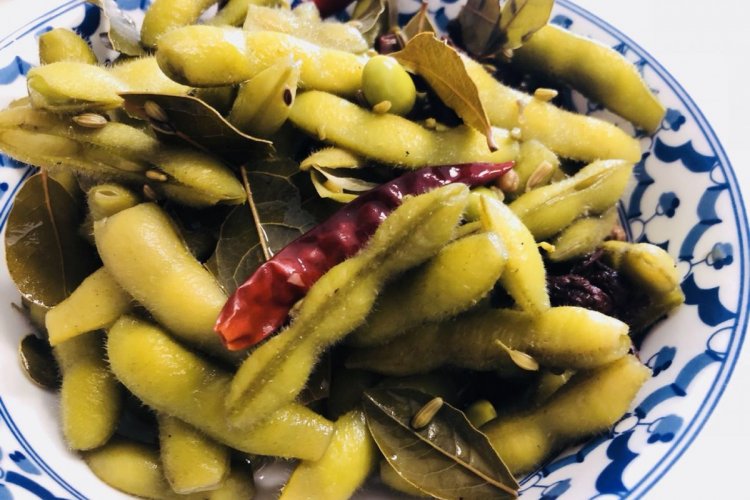 How to Make Finger Lickin&#039; Good Spiced Edamame at Home