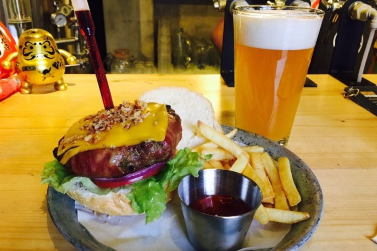 Burger Brief: Wudaoying Brewpub Regain Element Gets Adventurous With a Beef Burger Wine Injector 