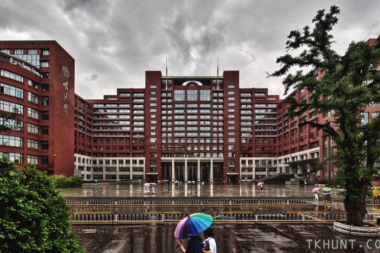 Walls Surrounding Beijing Universities Set to Be Torn Down; Heated Debate About Traffic Ensues 