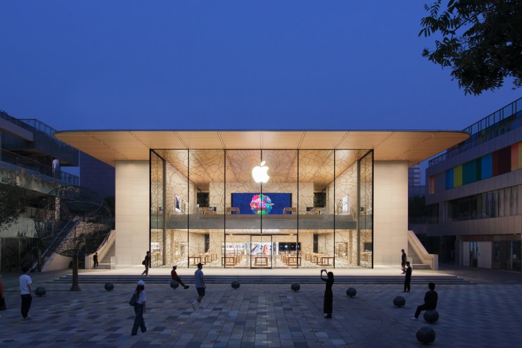 New SLT Apple Store Draws a Crowd on Its First Day