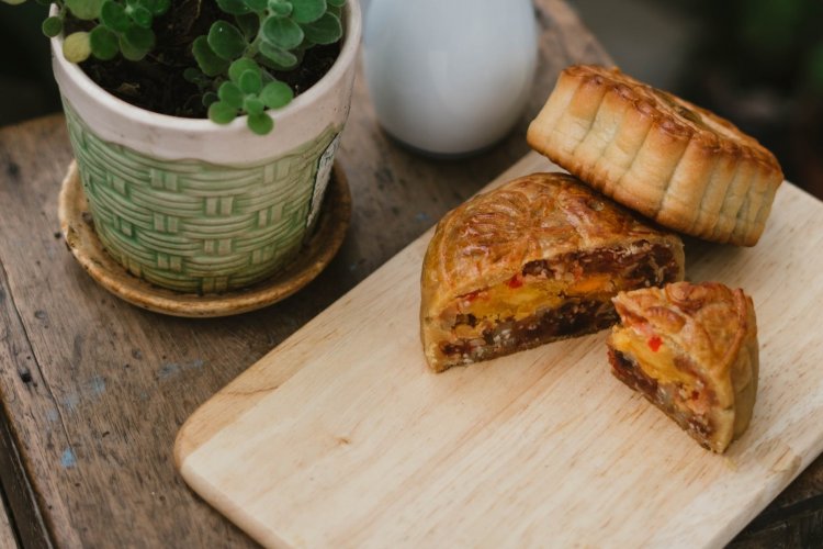 Mooncake Memories: Your Guide to the Colorful History of this Celestial Pastry