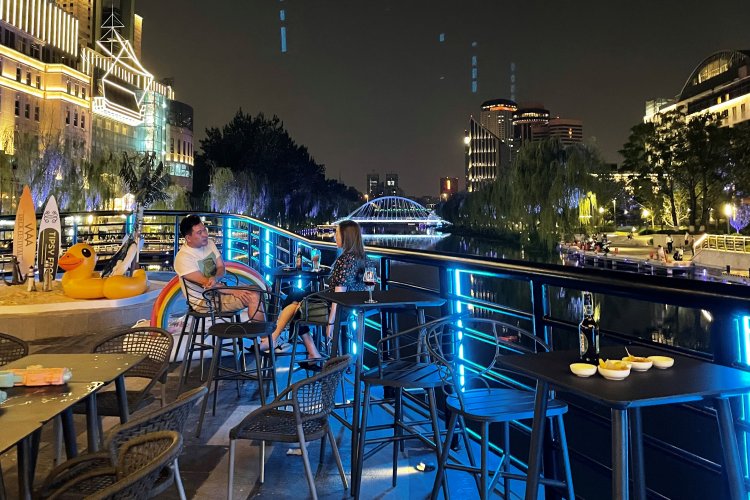 WAA Gastropub Makes Good Use of its Dock on the Liangma River