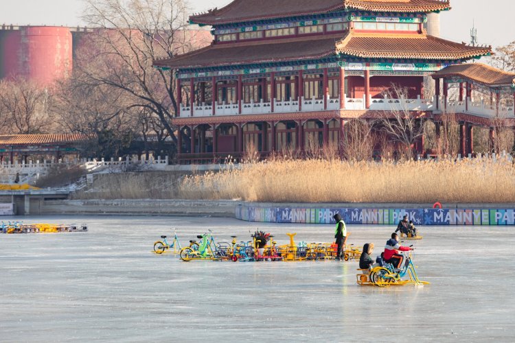 Embrace Winter at These Outdoor Skating Rinks 