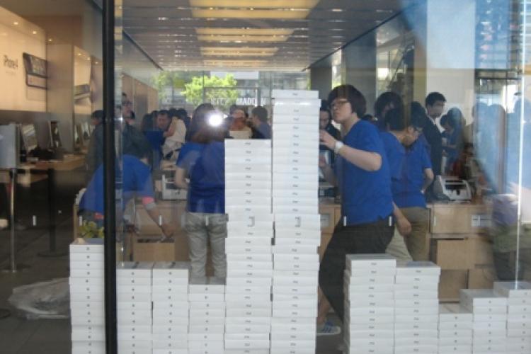 Sanlitun Launch of iPad 2: Hipsters, Yuppies &amp; Scalpers Brave Crowds