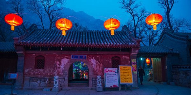 Blindfolded 27-year-old Falls to Her Death During Meditation Retreat at Beijing&#039;s Longquan Temple