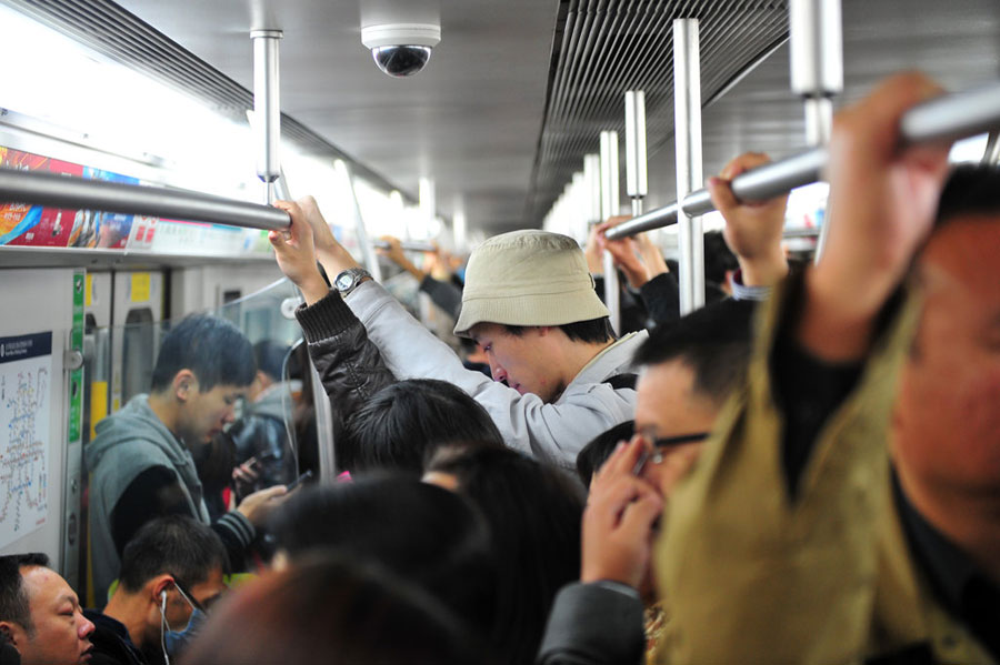 Charge Your iPhone: Beijing Subway Commuters Average 97 Minutes Per Day