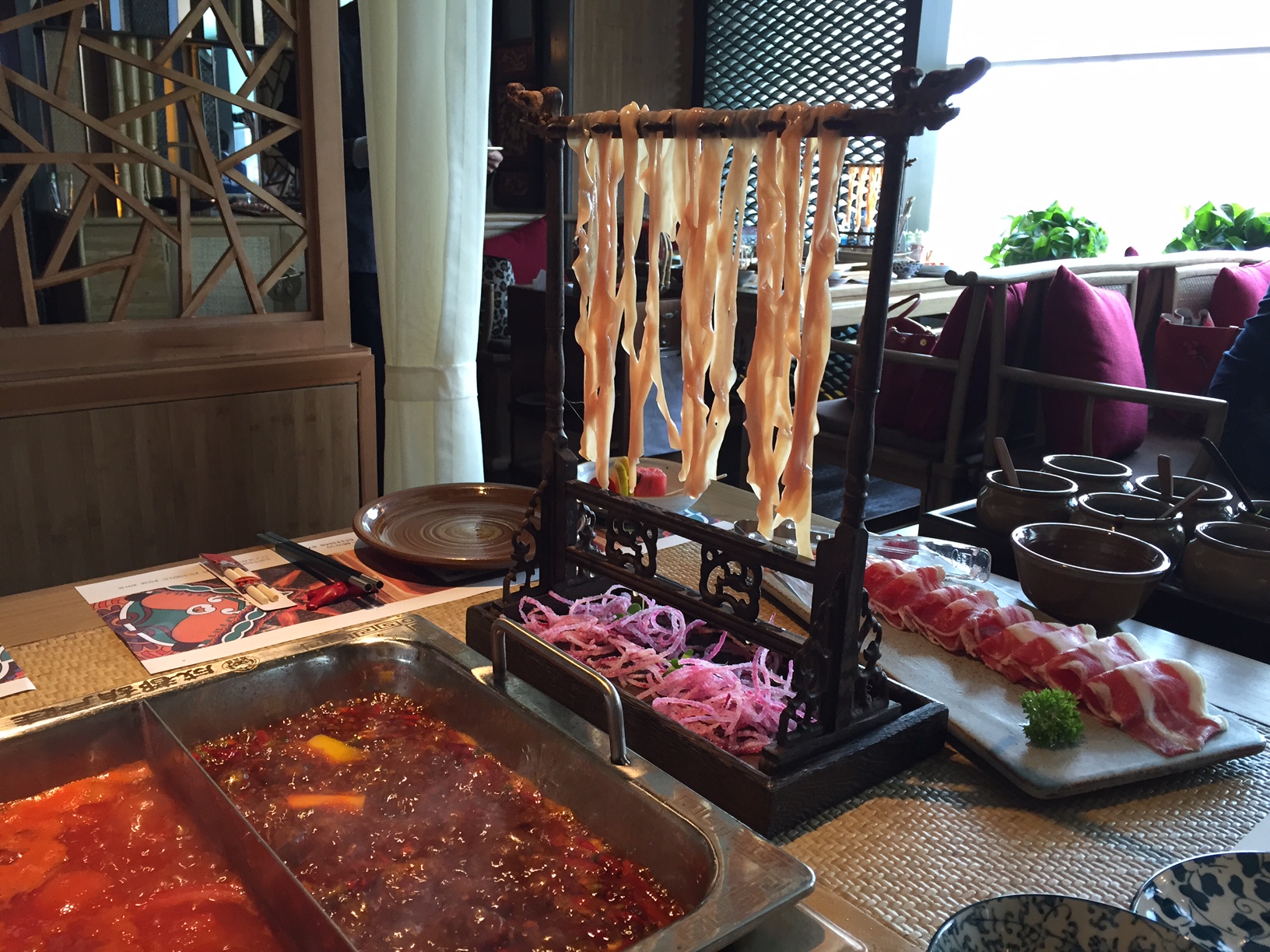 New Hot Pot Restaurant Yijiaren Claims to be &#039;Most Beautiful Hot Pot Restaurant&#039; 