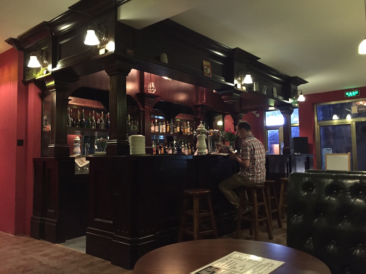 New British &#039;Old Man Pub&#039; The Dirty Duck Opens on Beiluogu Xiang