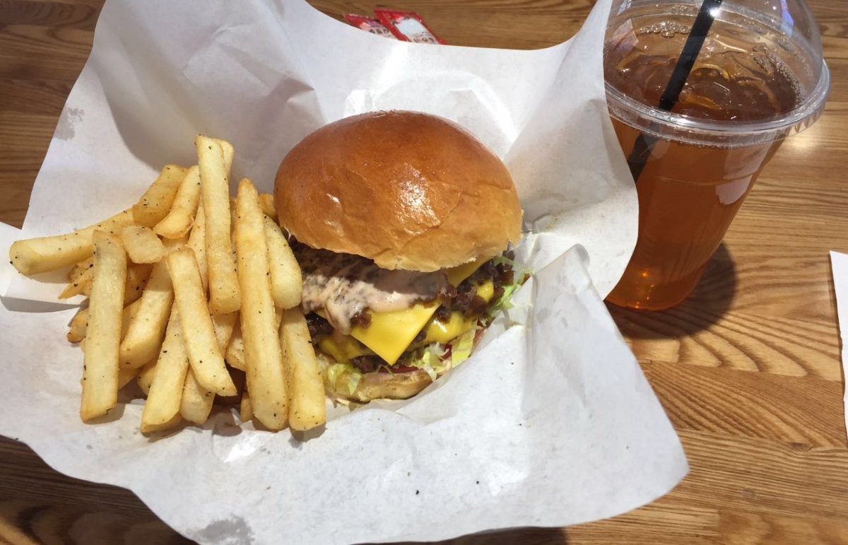 Burger Brief: Cannon&#039;s Double Deluxe Cheeseburger