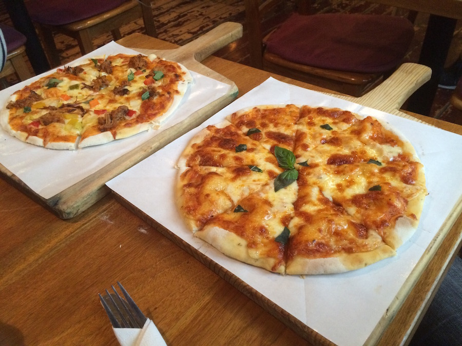 Wudaoying Favorite Vineyard Cafe Tells of 10 Years of Pizza Making Experience