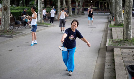 Lose the Mask for Outdoor Sports but Keep Them on for Subway Rides, says Beijing CDC