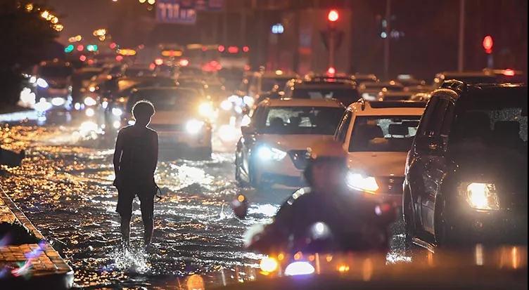 Thunderstorm With a Silver Lining: Beijing Downpour Disrupts Flights, Brings Much Needed Cool-Down 