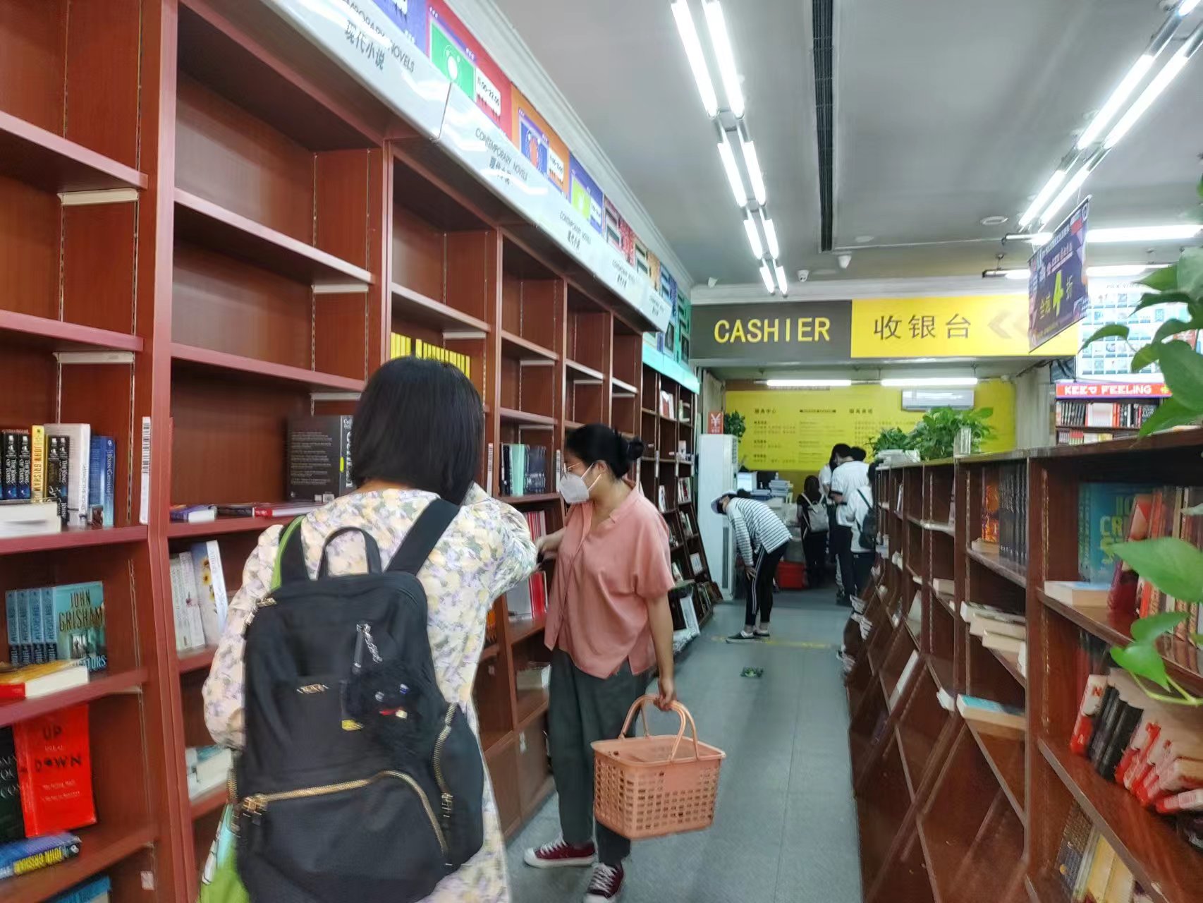 Madness in Wangfujing Foreign Languages Bookstore Ahead of Closure for Renovations