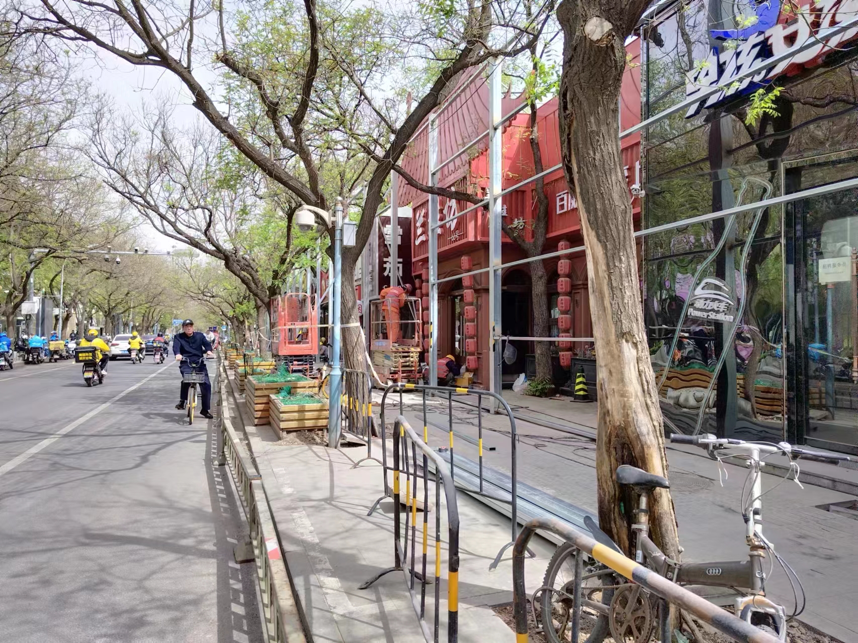 Sanlitun Bar Street Prepares for Demolition, Sidewalks Widened on Sanlitun Road