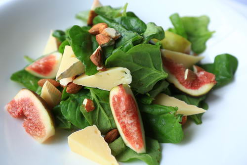 Let&#039;s Do Lunch: Baby Spinach Salad with Brie Cheese, Figs and Toasted Almonds